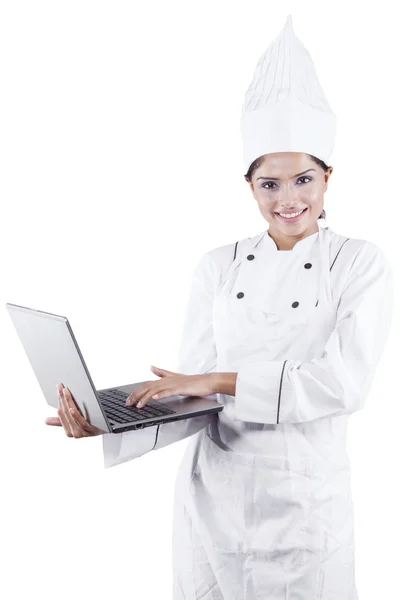 Μαγείρισσα χρησιμοποιώντας φορητό υπολογιστή — Φωτογραφία Αρχείου