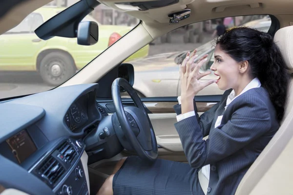 Furious indian businesswoman driving car — Stock Photo, Image