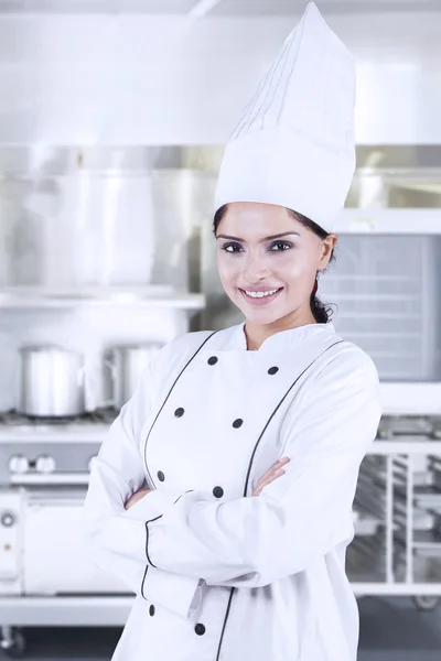 Chef indiano in piedi in cucina — Foto Stock