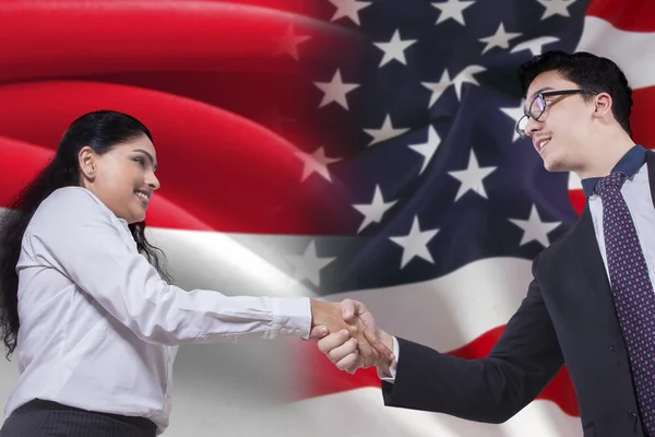 Indonesische vrouw schudden handen met Amerikaans persoon — Stockfoto