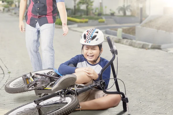 Ungen blir olycka med sin cykel och gråter — Stockfoto