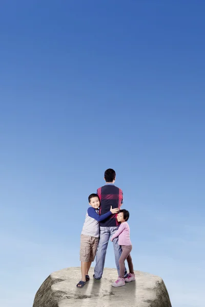 子供とパパの山の上に立っています。 — ストック写真