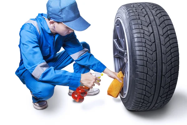Male mechanic clear up a wheel — Stock Photo, Image