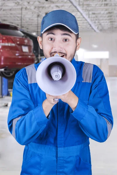 Mechanic is screaming with megaphone — Stock Photo, Image