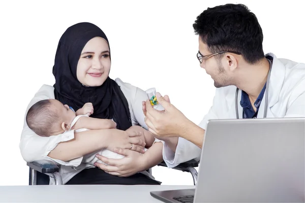 Madre e il suo bambino ottenere farmaci dal medico — Foto Stock