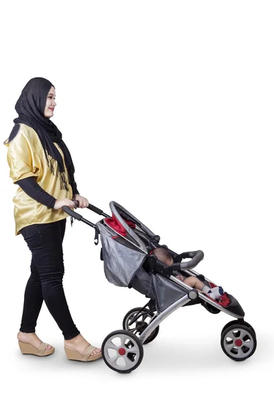 Muslimische Mutter schiebt Kinderwagen — Stockfoto