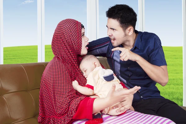 Orangtua berdebat sambil membawa bayi mereka — Stok Foto