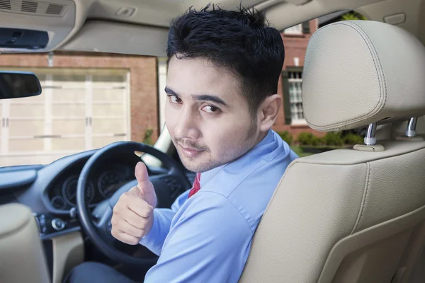 Framgång person med nya bilen hemma — Stockfoto