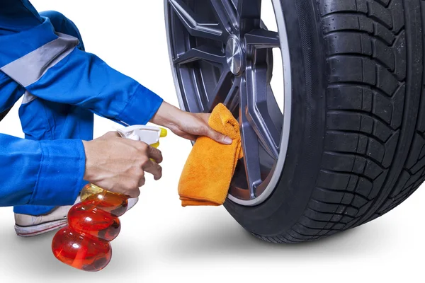 Mechanic hands clear up felly — Stock Photo, Image