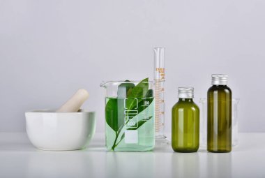 Doğal cilt bakım ürünleri araştırması, bilim laboratuarında bilimsel cam kaplama içinde organik botanik çıkarma, sahte markalaşma için boş kozmetik şişe kutusu..