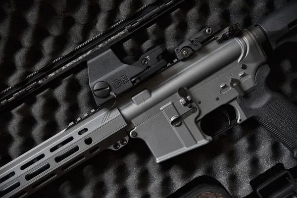 Bir M4A1 (AR-15 modeli) silah ve ordu için askeri teçhizat, kara kutu üzerinde saldırı tüfeği.