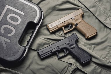 BANGKOK, THAILAND - 14 Nisan 2021: Glock 19X ve Glock 17 gen3 modeli, Glock polimer tabanca ve popüler tabanca.