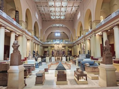 CAIRO, EGYPT - 24 Ekim 2020: Kahire 'deki Mısır Müzesi' nin geniş açılı iç görünümü