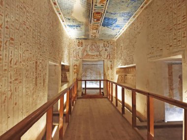 Luxor 'daki Krallar Vadisi' nde bir mezar. Geçit Mısır hiyeroglifleriyle dolu iki duvarla çevrili.