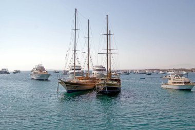 Afrika, Mısır - 18 Ekim 2020: Kızıldeniz 'de yelkenli gemi. Hurghada Limanı