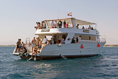 Afrika, Mısır - 18 Ekim 2020: Birçok turist taşıyan yolcu gemisi. Kızıl Deniz 'de Gemi. 