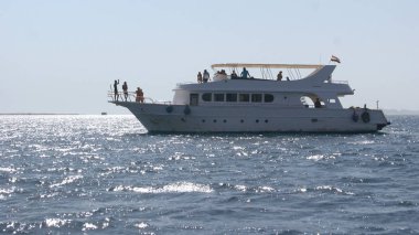 Afrika, Mısır - 18 Ekim 2020: Birçok turist taşıyan yolcu gemisi. Kızıl Deniz 'de Gemi. 