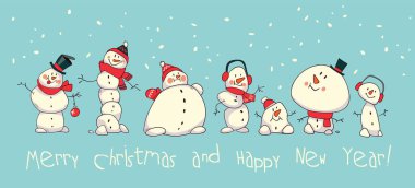 Noel ve yeni yılı kutlayan sevimli kardan adam ailesi. Mavi arka planda eşarpları ve kar kaplı şapkaları olan komik kış karakterleri. Tebrik mesajı ile bayram illüstrasyonuName