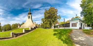 1805 yılında Napolyon savaşları sırasında Slavkov (Austerlitz) muharebesi anısına yapılan barış anıtı (Çince: Mohyla miru). Güney Moravya bölgesi, Çek Cumhuriyeti.