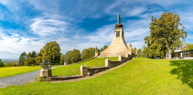 1805 yılında Napolyon savaşları sırasında Slavkov (Austerlitz) muharebesi anısına yapılan barış anıtı (Çince: Mohyla miru). Güney Moravya bölgesi, Çek Cumhuriyeti.