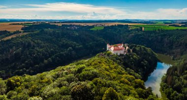 Dyje nehri yakınlarındaki Bitov kalesinin havadan görüntüsü. Ortaçağ şatosunun manzarası tepenin tepesinde, orman çevrili. Güney Moravya bölgesi, Çek Cumhuriyeti.