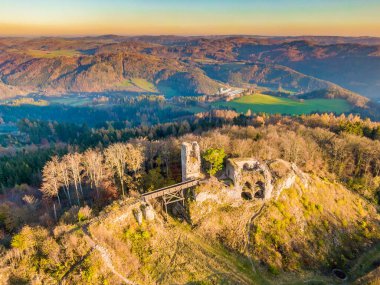 Çek Cumhuriyeti 'nin tepesinde duran Zubstejn kalesinin insansız hava aracı görüntüsü. Günbatımında sonbahar günü. Çekoslovakya 'nın en büyük harabelerinden biri. Zuberstein ya da Zubstein olarak da bilinir..