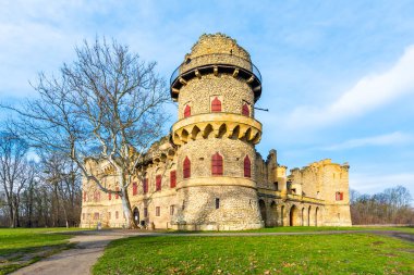 Güney Moravya, Lednice 'deki Janohrad şatosunun kalıntıları. Lednice-Valtice gerçekliği. UNESCO Mirası.