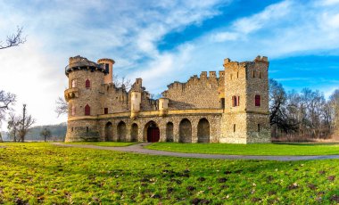 Güney Moravya, Lednice 'deki Janohrad şatosunun kalıntıları. Lednice-Valtice gerçekliği. UNESCO Mirası.