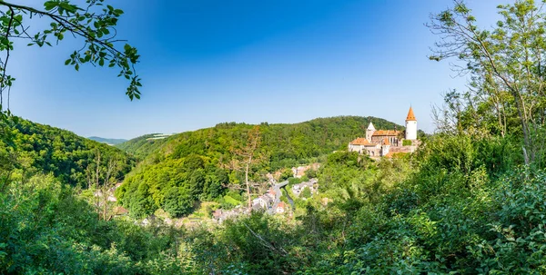 Çek Cumhuriyeti Nin Krivoklat Kalesinin Panorama Manzarası Yaz Boyunca Güneşli — Stok fotoğraf