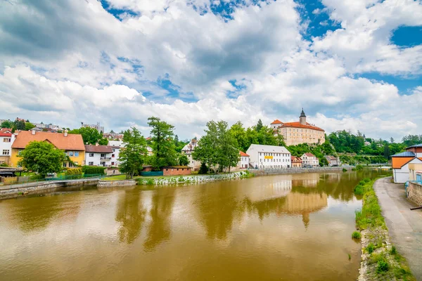 Ledec Nad Sap Org Ou河畔城堡全景 萨瓦河是著名的皮划艇目标 夏天的天气 乌云密布 捷克共和国 — 图库照片