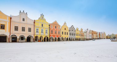 Telc 'in ünlü 16. yüzyıl renkli evleri, 1992' den beri UNESCO Dünya Mirasları Alanı, kar yağan bir kış gününde.