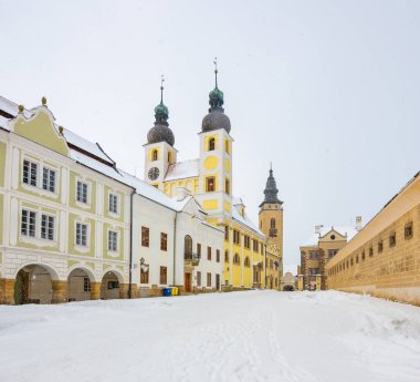 Kışın, kar yağarken Telc kalesinin manzarası. Tarihi yapı UNESCO mirasının bir parçasıdır. Çek Cumhuriyeti.
