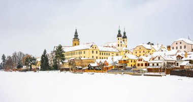 Kışın, kar yağarken Telc kalesinin manzarası. Tarihi yapı UNESCO mirasının bir parçasıdır. Çek Cumhuriyeti.