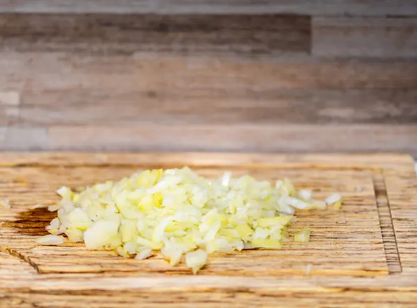 Dettaglio Cipolla Tritata Posto Scrivania Legno Scuro Preparazione Cottura Legumi — Foto Stock