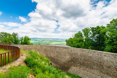 Ortaçağ kalesi Helfstyn, Çek Cumhuriyeti. Gotik tarzda antik bir kale. Kale duvarları ve iç kısımlar, güzel eski kule. Yaz havası, bulutlu mavi gökyüzü. Meşhur yolculuk yeri.