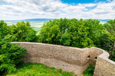 Ortaçağ kalesi Helfstyn, Çek Cumhuriyeti. Gotik tarzda antik bir kale. Kale duvarları ve iç kısımlar, güzel eski kule. Yaz havası, bulutlu mavi gökyüzü. Meşhur yolculuk yeri.