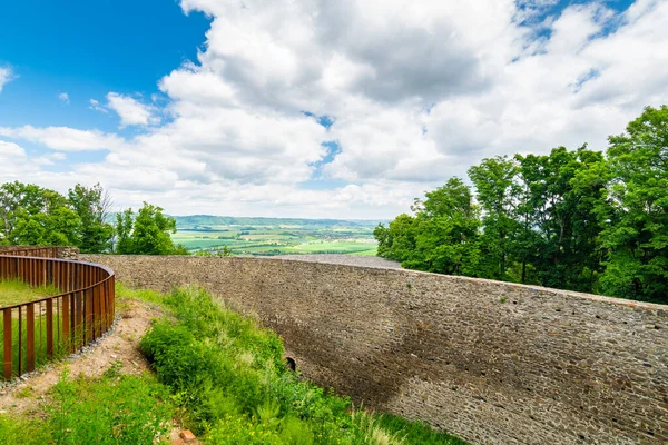 Ortaçağ kalesi Helfstyn, Çek Cumhuriyeti. Gotik tarzda antik bir kale. Kale duvarları ve iç kısımlar, güzel eski kule. Yaz havası, bulutlu mavi gökyüzü. Meşhur yolculuk yeri.