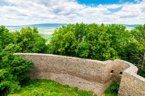 Ortaçağ kalesi Helfstyn, Çek Cumhuriyeti. Gotik tarzda antik bir kale. Kale duvarları ve iç kısımlar, güzel eski kule. Yaz havası, bulutlu mavi gökyüzü. Meşhur yolculuk yeri.