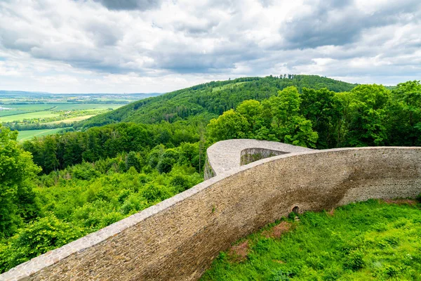 Ortaçağ kalesi Helfstyn, Çek Cumhuriyeti. Gotik tarzda antik bir kale. Kale duvarları ve iç kısımlar, güzel eski kule. Yaz havası, bulutlu mavi gökyüzü. Meşhur yolculuk yeri.