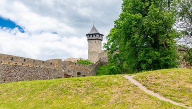 Ortaçağ kalesi Helfstyn, Çek Cumhuriyeti. Gotik tarzda antik bir kale. Kale duvarları ve iç kısımlar, güzel eski kule. Yaz havası, bulutlu mavi gökyüzü. Meşhur yolculuk yeri.