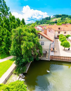 Lysice Kalesi, Çek Cumhuriyeti. 14. yüzyılda yapılmış ünlü bir barok kalesi. Güzel bir bahçe, palmiye ağaçları ve çiçekler. Şatonun yakınındaki güvertede. Güneşli bir gün, fırtınadan önce dramatik bulutlar.