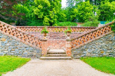 Lysice Kalesi, Çek Cumhuriyeti. 14. yüzyılda yapılmış ünlü bir barok kalesi. Güzel bir bahçe, palmiye ağaçları ve çiçekler. Şatonun yakınındaki güvertede. Güneşli bir gün, fırtınadan önce dramatik bulutlar.