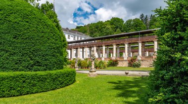 Lysice Kalesi, Çek Cumhuriyeti. 14. yüzyılda yapılmış ünlü bir barok kalesi. Güzel bir bahçe, palmiye ağaçları ve çiçekler. Şatonun yakınındaki güvertede. Güneşli bir gün, fırtınadan önce dramatik bulutlar.