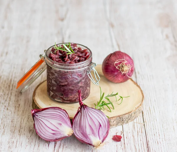 Červená Cibulová Marmeláda Umístěná Dřevěném Kmeni Dřevěným Povrchem Džem Cibule — Stock fotografie