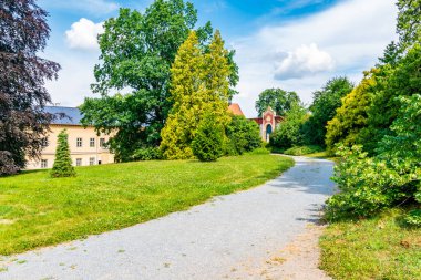 Park ve Cechy Kalesi, Kosirem, Moravya, Çek Cumhuriyeti. İmparatorluk tarzında yapılmış bir şato. Kamu parkından açık hava manzarası.