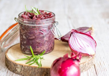 Ahşap gövdeye yerleştirilmiş ahşap desenli kırmızı soğan reçeli. Soğandan yapılan reçel Fransız mutfağının lezzetli bir parçasıdır. Şeffaf camlı ev yapımı reçel, canlı renkler, yumuşak ışık.