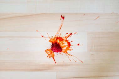 Ahşap zemine saçılmış çilek. Evdeki kirli zemin kavramı..