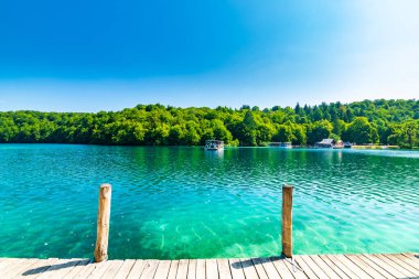 Hırvatistan 'ın Plitvice göllerinde küçük bir liman. Göllerdeki saf mavi su, ahşap liman.