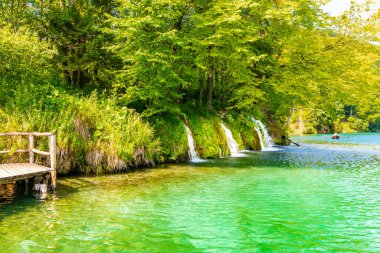 Hırvatistan 'ın Plitvice göllerindeki şelale manzarası. Taze doğanın panoramik manzarası, mavi su ve yeşil ağaçlar.