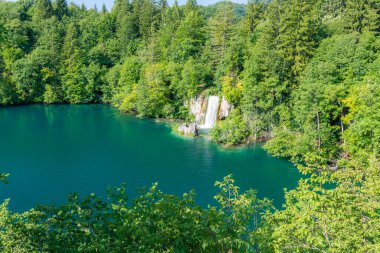 Hırvatistan 'ın Plitvice göllerindeki şelale manzarası. Taze doğanın panoramik manzarası, mavi su ve yeşil ağaçlar.